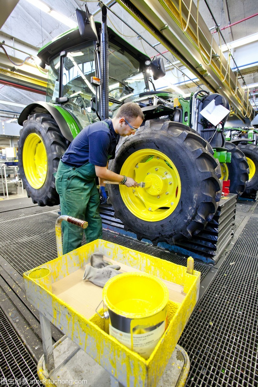 轮子有漆皮在拖拉机生产部分欧洲总部的美国约翰迪尔农业机械制造商迪尔&company曼海姆badenwuerttemberg德国,欧洲